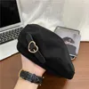 C7DJ Bérets New Metal Love Heart Buckle Black Berets Automne Hiver Hip Hop Hop Hop Vintage Elegant Women Girls Decorative Cap D24418