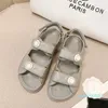 Designer Sandaler Summer Hot Beach Shoe Women Liten doftande läder tjocka soliga skor Kvinnor bär öppet tå mode i sommar calaee bästa kvalitetspaket frakt