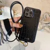 Luxury Phone Case Designer iPhone -fodral för iPhone 15 Pro Max 14 Pro 13 15 Plus Case Card Holder Slot Fashion Crossbody Crocodile Leather Case Shoulder Strap
