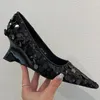 Vestido calçados calçados cujas de salto para mulheres em 2024 Moda Bling fêmea pontiaguda de ponta -feminina Slides Slides Saltos de bombas