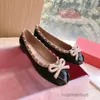 Familie kleines Ballett Sommermädchen Tino gegen Schuhe Nieten Flach Frauen 2024 Ballerinas Bogen französische Schuhleder Single Stud Itb8