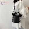 Schoudertassen Xinlei zomerstijl eenvoudige high-end western trend mode all-match one-shoulder messenger bucket Bag vrouw XB328