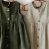 Kız Elbiseleri Kızlar Düğmesi Up Corduroy Pinafore elbise Vintage Sonbahar Yeni Çocuk Yuvarlak Boyun Sıradan Gevşek Kolsuz A-line Elbiseler TZ355 Q240418