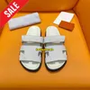 Slippels Chypre Sandaalontwerper Sliders slippers Flops platte sandalen voor strandcomfort kalfsleer leer natuurlijke suede geitenhuid in bruin en zwart voor vrouwen en mannen muildieren