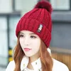 Berretti Cappello di berretto di peluche rosso in lana per donne uomini bianchi autunno inverno pedaggio addensato per la protezione dell'orecchio a maglia resistente al freddo caldo