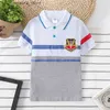 T-shirts Nieuwe jongen Summer Childrens Polo Shirt gestreepte kinderen Polo shirt Brits stijl Fashionable Boy Designer Clothing School Uniform Top Q240418