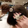 Haarrubberbanden Elegante Pearl -strass Schroeven Simple Metal Plaat Pearl Haar touw Touw Lies Modieuze vrouwen Wave Rubber Headband Ring Y240417