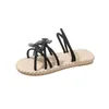 Chaussures décontractées 2024 Pantres à chevrons féminines d'été avec sandales de plage à talons bas à la mode et durable glissement d'eau de jardin