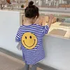 T-shirts 2024 Zomermeisjes Cute Stripe Smile Long T-shirt Baby Childrens T-Shirt Tri Color Q240418