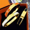 Modetillbehör Designer Armband Färg Orange Letter Armband Designer Gold Armband Ha Luck Bangle Jewlery Designer för kvinnor Mens 10 Färger Storlek 17/19