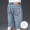 Jeans masculinos Marca de verão shorts de jeans da moda solta no meio reto casual retro lavar calças até os joelhos para