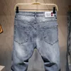 Männer neue zerrissene Casual Skinny Jeans Hosen Modemarke Man Streetwear Brief bedrucktes Lochgrau -Denimhose 201123