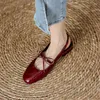Klädskor kvinnor patent läder låg häl Mary Jane Sandals 2024 Summer Ankle Straps Platform Woman Silver Square Toe Heeled