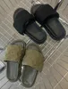 10a toppkvalitet sommar tofflor lyxdesigner solig strand sandal kuddpool glider vintage sko män kvinnor mode mjuka platt skor par gåva med lådan mule 35-45