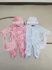 Rompers Fashion Infant Kids Romper Designer Newborn Baby Girls Star Moon tryckte långärmad jumpsuits med hatthaklappar 3st.