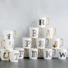 Кружки 1pc европейские золотые буквы керамические чашки любители завтрак кофейный молоко чай A-Z Письмо мужчины для женщин творческая кружка
