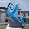 Modèle de requin gonflable en vente en gros 5m H portant des lunettes de soleil avec une base et un souffleur d'air gratuit pour la publicité ou la décoration