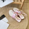 2025New Fashion Sandals Top Designer Pantoffeln Echtes Lederbrief Strandschuhe Outdoor Anti -Slip -Fischgramm -Hausschuhe Frauen Flat Gummi Schuhe Süßigkeiten Innenräume