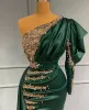 Hunter Green Mermaid Robes de soirée balayez le train Satin Dubai Crystals Appliquez une épaule Custom Maket Prom Party Gown Slit Formel Occasion Usure