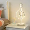 Lampade da tavolo Simple camera da letto Lampada Minimalista Decorazione creativa Metal Piccola luce notturna a LED