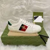 Kvinnor Mens Casual Shoes Italy Luxury Gold White Green Red Stripe Italy Tiger Snake Sneaker Trainers Bee Brodered Walking Sports Ace Sneakers Handing Footwear