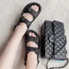 Дизайнерские сандалии летние горячие пляжные женские женщины маленькая ароматная кожаная кожаная туфли.