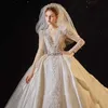 Nowa luksusowa sukienka ślubna z długim rękawem 2024 Eleganckie perły koraliki ślubne suknie panny młodej Białe 3D Kwikie Koronkowe aplikacje V Szyjka szyi pociąg Arabski Dubai vestido de noiva