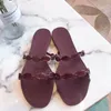 2024 New Fashion Sandal Slipper Femmes Designer de luxe Slippers de loisir Sense de loisirs en intérieur d'accessoires de pantoufles d'été pour la plate-forme pour dames sandales célèbres