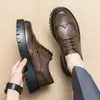 Sıradan Ayakkabı Moda Deri Beyefendi Elbise Kalın Çözilmiş Erkekler Broges Oxford Round Ayakkabı Açık Slip Anti-Slip Giyilebilir Erkekler