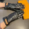 Женщины зимние кожаные дизайнеры Love Leting Gloves плюшевые сенсорные экран для велосипеда с теплыми изолированными пальцами овчины.