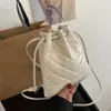Дизайнерская джинсовая сумка направляет женский отдых мини -рюкзак модный шнурок с бриллиантовой сеткой Сумка для одно плечо.