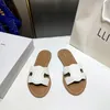 2024 Nya vintage Luxurys kvinnors tofflor Slides inomhus Sandale Designer Mules präglade läder svart vit brun sandal sommarstrand tofflor platt klackar skor