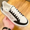 Scarpe designer Triangle Sneakers fuori ufficio Sneaker di alta qualità Vintage Comovy Shoe Men che gestisce uomini allenatori Sports covoni casual scarpe famose scarpe