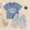 Conjuntos de roupas 2024-03-18 Lioraitiin Toddler Boys Summer Roupfits Letter Print Sleeves Short T-shirt e Shorts elásticos Conjunto de roupas de férias