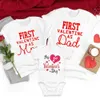 Familienübereinstimmende Kleidung Erster Valentinstag als Mama Dad T -Shirts Kind Baby 1. Valentinstag Strampler Bodysuits Party Geschenk 240403