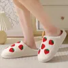 Pantoufles confortables Strawberry 2024 Automne Coton d'hiver Furry Toe rond à moitié doux Femmes confortables Chaussures intérieures