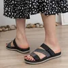 Slippers Summer Femmes 1,5 cm plate-forme 2 cm coins talons hauts sandales Lady Hook Fashion confortable Slip léger sur les diapositives de plage extérieures