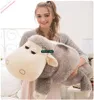 Dorimytrader Duże pluszowe kreskówkowe anime owce lalka miękka gigantyczna wypchana leżąca koza