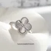 Wysokiej klasy pierścionki biżuterii do Vancleff Women Quality Titanium Steel Splated 18K Real Gold Clover Pierścień dla damskiej mody i uczucia białej matki perłowej czarno -czerwonej