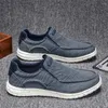 Sapatos casuais deslizam sobre moda para homens vulcanize tênis de botas planas 2024 esportes saques interessantes Sneakeros importados