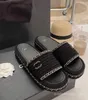 Kvinnor tjocka botten sandaler Kvinnor strand semester paris designer casual chain lägenheter tofflor mode show läder non-halp toffloft