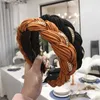 Hoofdenbanden High-End Luxury Hair Accessoires Vrouwen Solid Color Geplooide Legering Keten Twist Braids Wide-Band Hoofdband Haarbanden Wild Hair Band Y240417