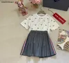 新しい女の子のドレススーツ夏の赤ちゃんトラックスーツキッズデザイナー服サイズ90-140 cm動物パターン半袖とプリーツスカート24april