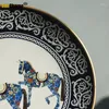 Figurki dekoracyjne w stylu chiński konno ceramiczny okrągły siedzący talerz na półce na książki