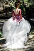 2024 Abiti da sposa White e bordeaux Princess White e bordeaux Spazzare un treno da giardino da giardino in campagna abiti da sposa marrigno