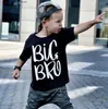 T-shirt T-shirts Drukowana kolekcja Big Brother z okrągłą szyję i białą koszulkę odpowiednią dla dzieci w wieku 80-130 cm w lecie Big Brother Boy Tops Q240418