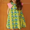 Flickans klänningar Vår/sommarkoreansk babyflicka barns avslappnad stil söt prinsessa stil blomma tryck båge halsring design klänning q240418