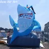 Modèle de requin gonflable en vente en gros 5m H portant des lunettes de soleil avec une base et un souffleur d'air gratuit pour la publicité ou la décoration