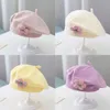 208C BERETS Flower Baby BERET HAT SOLID FÄRG Vinter varm stickad mössa för spädbarnsflickor koreanska småbarn prinsessa konstnär målare mössor d240418