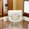 Nueva bolsa de silla de montar a media redonda de 1955 con luz de lujo de diseño de estilo y tocador de diseño único de hombro único de hombro oblicuo versátil